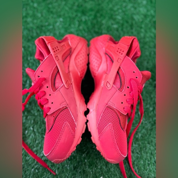 Nike Air Huarache
Triple Red (GS) Size 5Y - Picture 1 of 7
